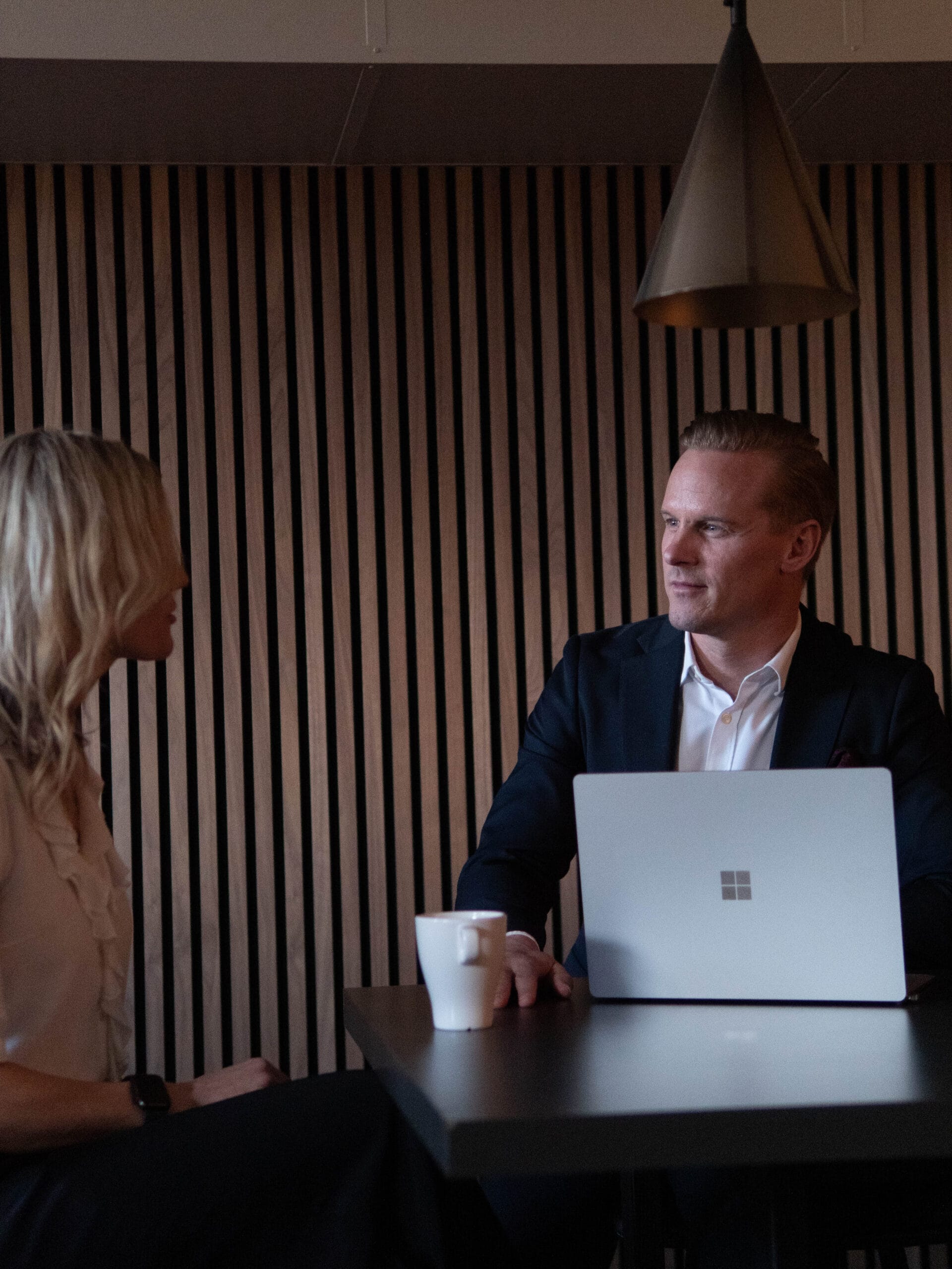 Man och kvinna i anställningsintervju